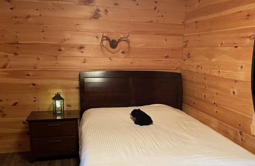 Saint-Michel-des-Saints Cabin | Cozy Log Cabin Retreat in Saint-Michel-des-Saints