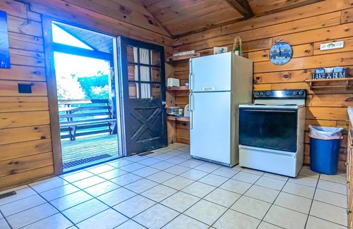 Eddyville Cabin | Log Cabin 2 - Log cabins sleep 7 - (1Q, 1F/1T, 2T) | full kitchen, living/dining, 1 bath.