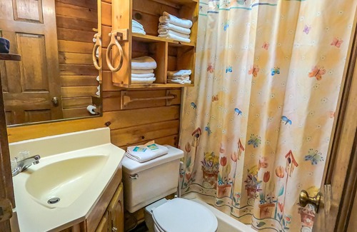 Eddyville Cabin | Log Cabin 2 - Log cabins sleep 7 - (1Q, 1F/1T, 2T) | full kitchen, living/dining, 1 bath.