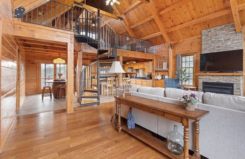 Clifford Cabin | Discover a Modern Mountain Log Cabin with Pool & Hot Tub