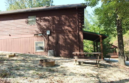 Schnellville House | Cozy Log Cabin 2B at Osborn Boat Ramp, Pet-Friendly Retreat