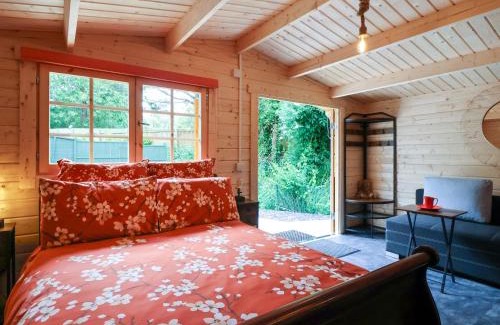 West Pennard House | Cozy Log Cabin - Amber Glow, Pet and Child Friendly Stay