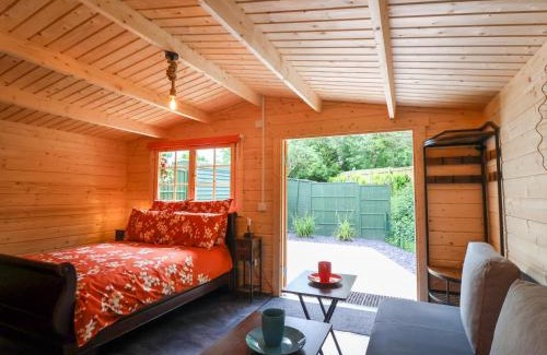 West Pennard House | Cozy Log Cabin - Amber Glow, Pet and Child Friendly Stay