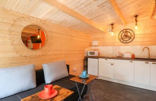 West Pennard House | Cozy Log Cabin - Amber Glow, Pet and Child Friendly Stay