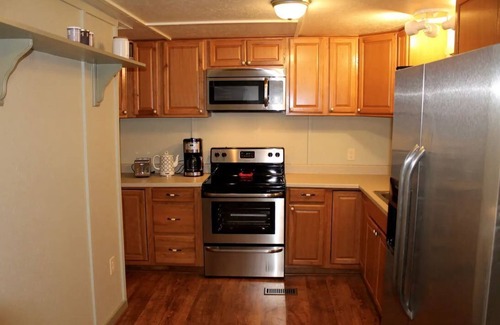 Stanley Cabin | Cozy Log Cabin and Treehouse - Guest Rated 9.8, Pet Friendly
