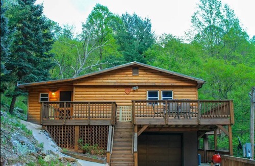 Stanley Cabin | Cozy Log Cabin and Treehouse - Guest Rated 9.8, Pet Friendly