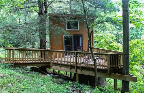 Stanley Cabin | Cozy Log Cabin and Treehouse - Guest Rated 9.8, Pet Friendly