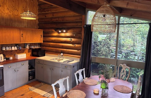 Hatepe Cabin | Log Cabin at the LakenEnjoy the peaceful idyllic lakeside settlement of Hatepe.