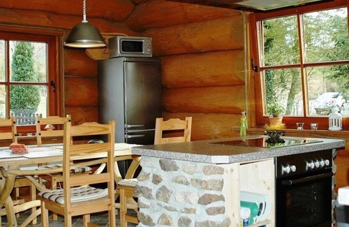 Nordhastedt House | Cozy Log Cabin Retreat with Spa and Pet-Friendly Amenities