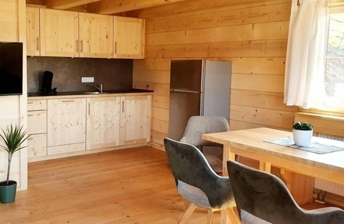 Busterbach Apartment | Cozy Log Cabin with Kitchen & Breakfast for 4 Guests