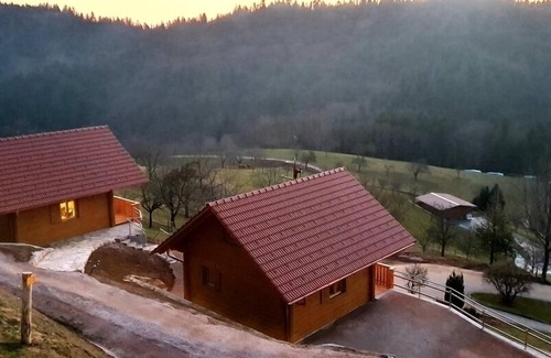 Busterbach Apartment | Cozy Log Cabin with Kitchen & Breakfast for 4 Guests