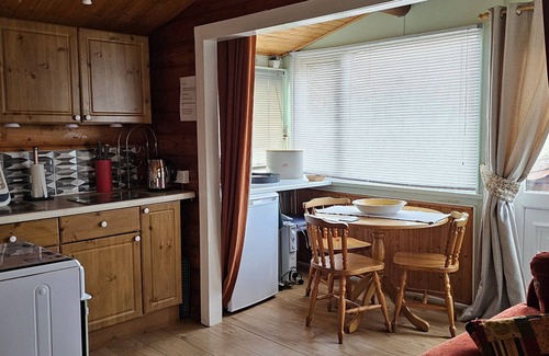 Bronaber Cabin | Cozy Snowdonia Log Cabin with Garden and Lake View
