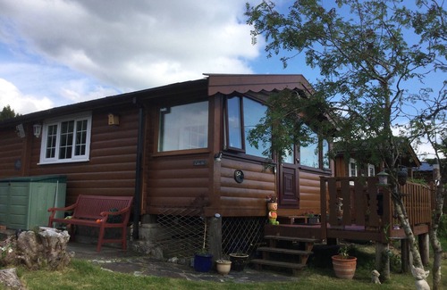 Bronaber Cabin | Cozy Snowdonia Log Cabin with Garden and Lake View