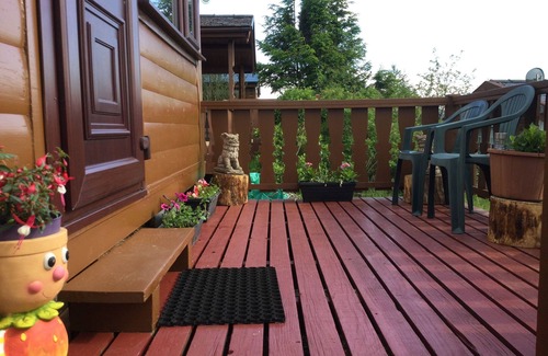 Bronaber Cabin | Cozy Snowdonia Log Cabin with Garden and Lake View