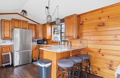 Portage Cabin | Log Cabin/Funky Jungle at Lakeshore Campground/On Lake/Sleeps 4