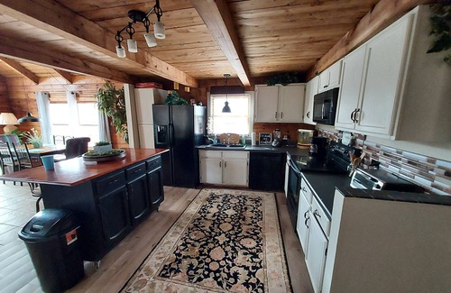 Arcade Cabin | Cozy Log Cabin Retreat with Pet-Friendly Amenities