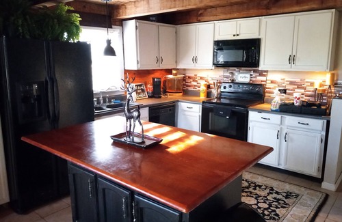 Arcade Cabin | Cozy Log Cabin Retreat with Pet-Friendly Amenities