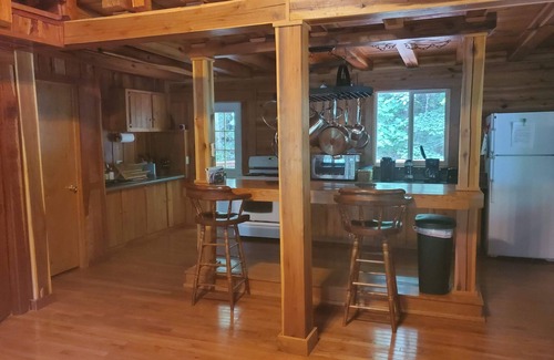 Peaks Cabin | Cozy Log Cabin Retreat with Family-Friendly Amenities
