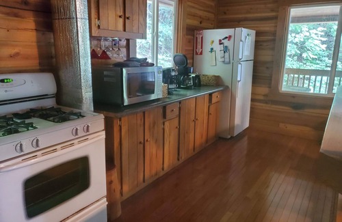 Peaks Cabin | Cozy Log Cabin Retreat with Family-Friendly Amenities