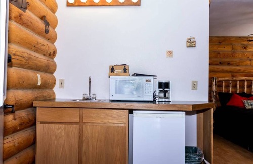 Big Sandy Cabin | Cozy Log Cabin Retreat Near Ski Lift with On-Site Dining