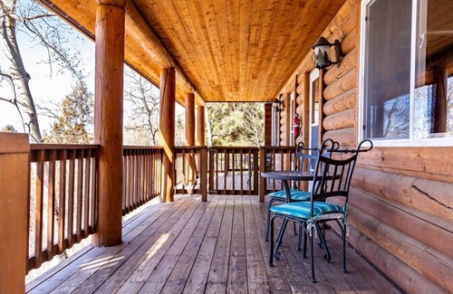 Big Sandy Cabin | Cozy Log Cabin Retreat Near Ski Lift with On-Site Dining