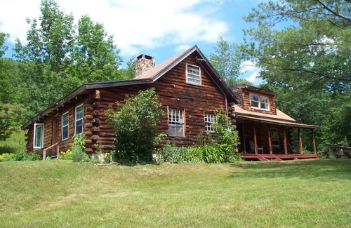Thornton House | Pet-Friendly Log Cabin Retreat in New Hampshire Mountains