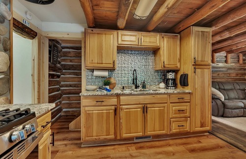 Pillager House | Cozy Little Log Cabin Retreat with Sauna and Pet-Friendly Perks