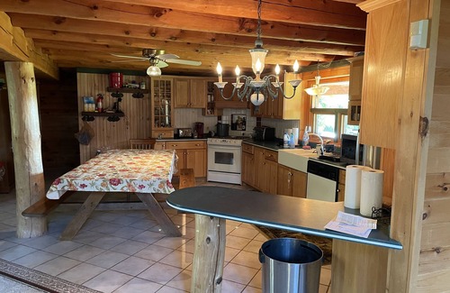 Golts Cabin | Cozy Log Cabin Retreat in Townsend, Delaware