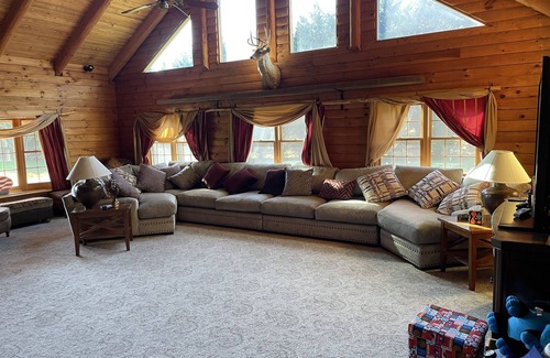 Golts Cabin | Cozy Log Cabin Retreat in Townsend, Delaware