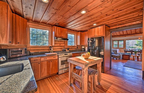 Wilmington Cabin | Inviting Grand Log Cabin with Hot Tub near Whiteface