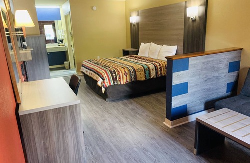 Bay Minette Hotel | Cozy Log Cabin Inn with Pool and Family-Friendly Amenities