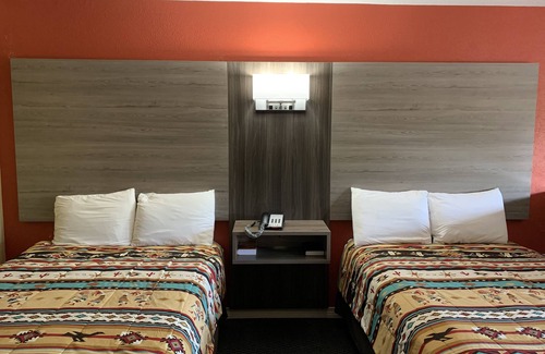 Bay Minette Hotel | Cozy Log Cabin Inn with Pool and Family-Friendly Amenities