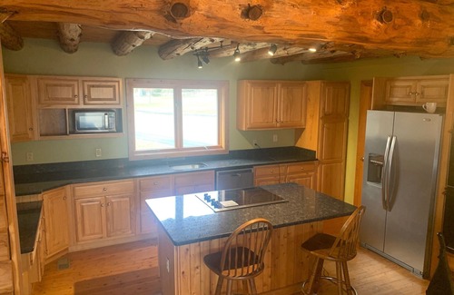 Mineral House | Lake Anna Log Cabin Retreat - Pet Friendly with Breakfast