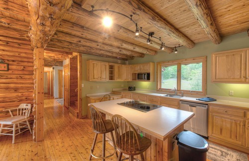 Mineral House | Lake Anna Log Cabin Retreat - Pet Friendly with Breakfast