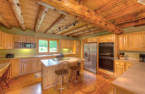 Mineral House | Lake Anna Log Cabin Retreat - Pet Friendly with Breakfast