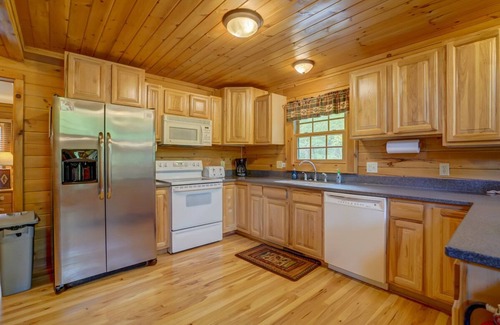 Baraboo House | Unforgettable Log Cabin Lodge Near Devil's Lake & Skiing