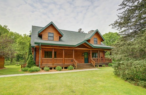 Baraboo House | Unforgettable Log Cabin Lodge Near Devil's Lake & Skiing