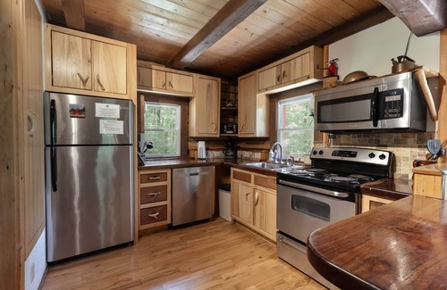 Bladensburg Cabin | Cozy Log Cabin Lodge with Heated Pool & Ocean View