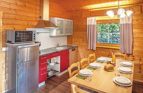 Salem Apartment | Comfortable Log Cabin with 4 Bedrooms and Covered Terrace
