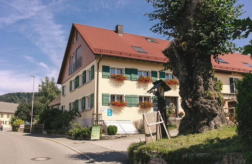 Salem Apartment | Comfortable Log Cabin with 4 Bedrooms and Covered Terrace