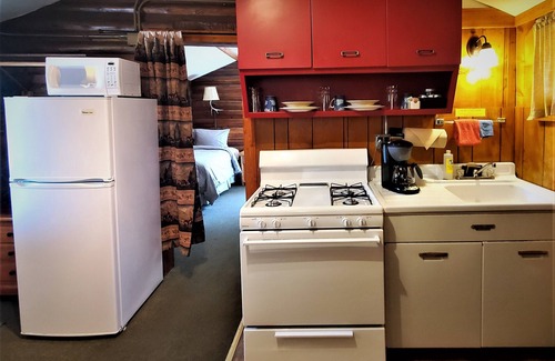 Pinedale Cabin | Discover Log Cabin Motel: Guest Rated 9.6 with Ocean Views