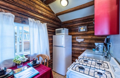 Pinedale Cabin | Discover Log Cabin Motel: Guest Rated 9.6 with Ocean Views