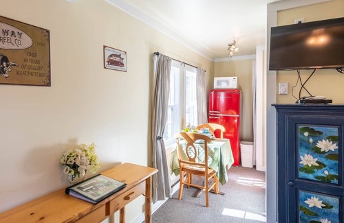 Pinedale Cabin | Discover Log Cabin Motel: Guest Rated 9.6 with Ocean Views