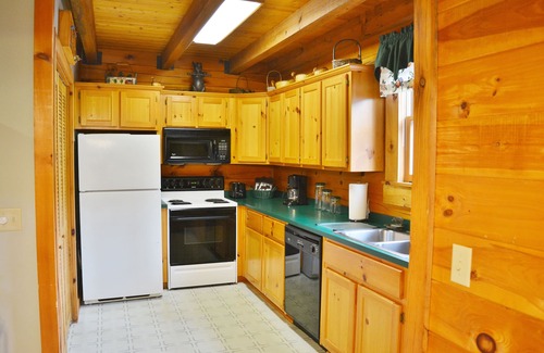 Maggie Valley Cabin | Cozy Log Cabin with Mountain Views & Family-Friendly Amenities