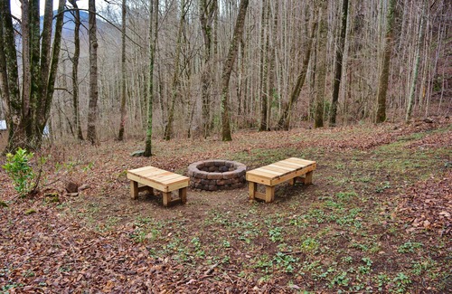 Maggie Valley Cabin | Cozy Log Cabin with Mountain Views & Family-Friendly Amenities