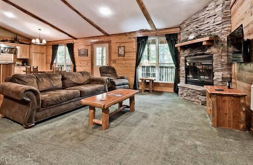 Sylvan Shores Cabin | Cozy Log Cabin by Beaver Lake with Pool and Wifi