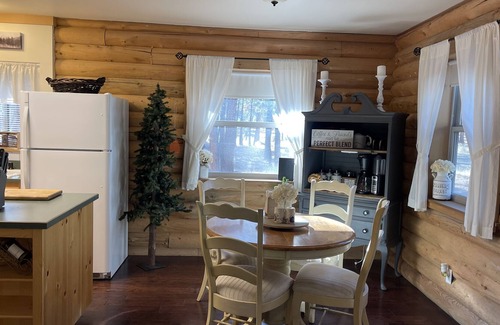 Chiloquin Cabin | Log cabin near Crater Lake and the Williamson river