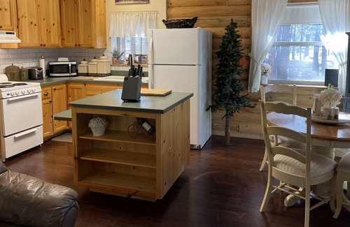 Chiloquin Cabin | Log cabin near Crater Lake and the Williamson river