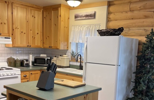 Chiloquin Cabin | Log cabin near Crater Lake and the Williamson river