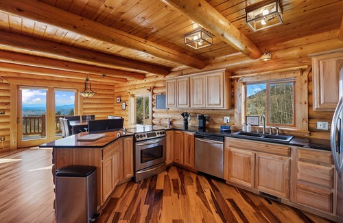 Cripple Creek Cabin | Cozy Log Cabin with Hot Tub & Scenic Views near Cripple Creek